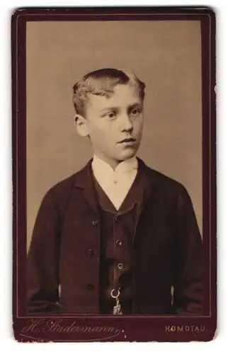 Fotografie Harald Stadermann, Komotau, Rossmarkt No. 428, bürgerlicher Junge im Anzug mit Uhrenkette an der Weste