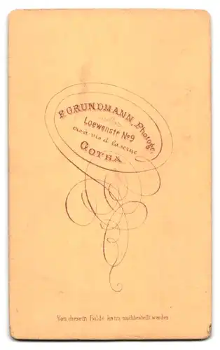 Fotografie Ferd. Grundmann, Gotha, Loewenstr. No. 9, Portrait bürgerliche Dame mit Kropfband und Spitzenkragen