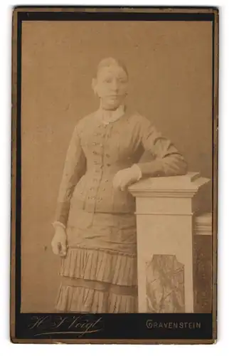 Fotografie H. J. Voigt, Gravenstein, bürgerliche Frau mit Kropfband und mehrreihiger Kostümjacke