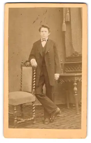Fotografie Albert Artels, Gransee, junger Mann im Anzug mit Mantel