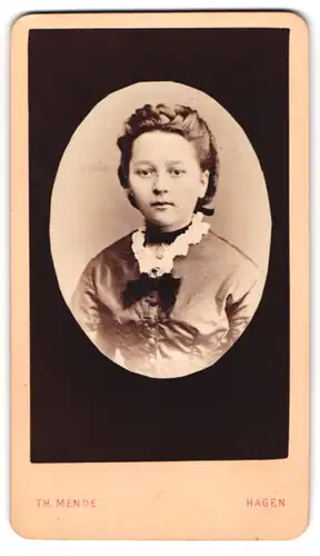 Fotografie Th. Mende, Hagen, Elberfelder Str. No. 82, Portrait von bürgerlichem Mädchen mit Kropfband und Flechtfrisur