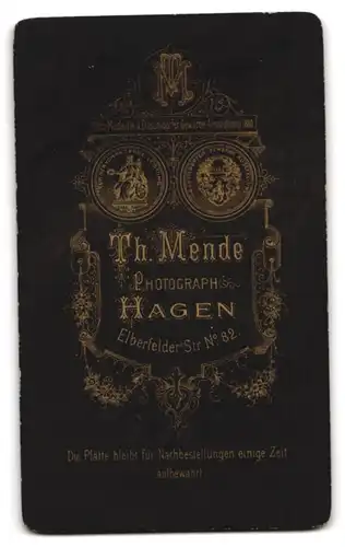 Fotografie Th. Mende, Hagen, Elberfelder Str. No. 82, Kleinkind in hellem Kleid und Stiefeln