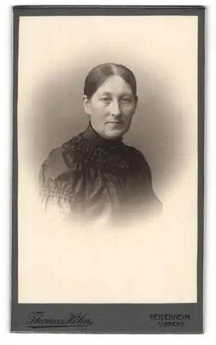 Fotografie Thomas Höhn, Heidenheim a. Brenz, Grabenstrasse, bürgerliche ältere Frau in dunkler Bluse mit Smogeinsätzen