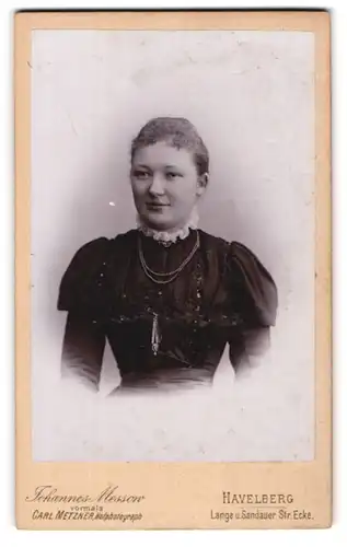 Fotografie Johannes Messon, Havelberg, Lange u. Sandauer Str. Ecke, junge bürgerliche Frau in Kleid mit Spitzenkragen