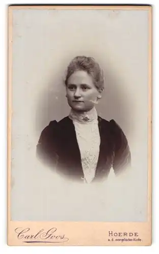 Fotografie Carl Goos, Hoerde, a.d. evang. Kirche, junge bürgerliche Frau mit Spitzenbluse und dunkler Samtjacke