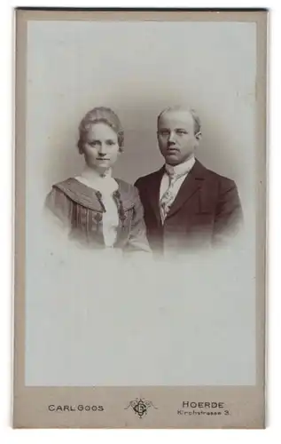 Fotografie Carl Goos, Hoerde, Kirchstrasse 3, junges bürgerliches Ehepaar in festlicher Kleidung