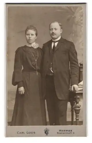 Fotografie Carl Goos, Hoerde, Bismarckstr. 3, junges Paar festlich gekleidet mit Uhrenkette