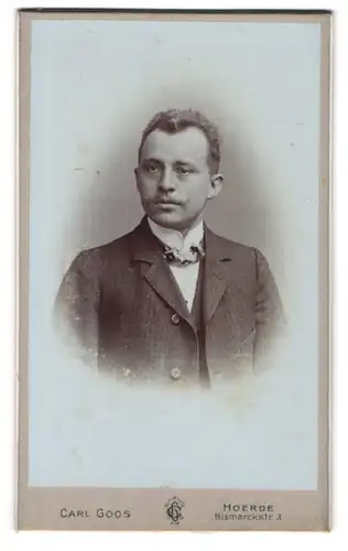 Fotografie Carl Goos, Hoerde, Bismarckstr. 3, Portrait junger Mann mit Schnauzbart im Anzug