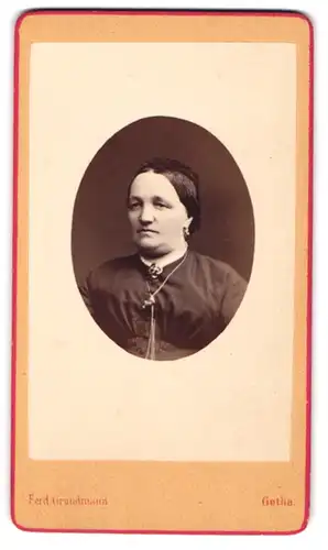 Fotografie F. Grundmann, Gotha, Loewenstr. No. 9, Portrait einer älteren Dame mit geflochtenem Haarkranz