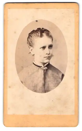 Fotografie C. Schlüter, Goslar am Harz, Portrait Mädchen mit hochgestecktem Haar