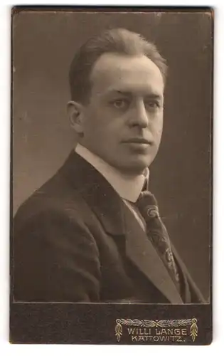 Fotografie Willi Lange, Kattowitz, Querstr. 7, Portrait junger Mann im Anzug mit Krawatte