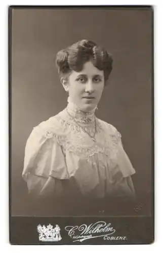 Fotografie C. Wilhelm, Coblenz, Löhrrondell No. 5a, Portrait junge Frau in Spitzenbluse mit Stehkragen