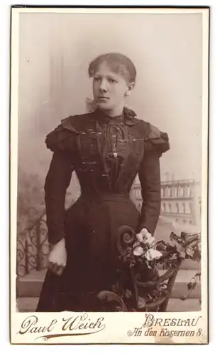 Fotografie Paul Weich, Breslau, An den Kasernen 8, junge bürgerliche Frau mit Blume