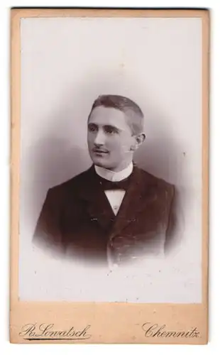 Fotografie R. Lowatsch, Chemnitz, Kellerweg, Junger Mann im Anzug mit Fliege