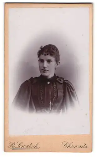 Fotografie R. Lowatsch, Chemnitz, Kellerweg, Dame mit gelocktem Haar und Puffärmeln