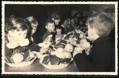 Fotografie Kinder im Kindergarten beim gemeinsamen Essen