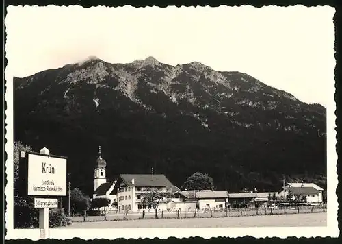 Fotografie unbekannter Fotograf, Ansicht Krün, Blick vom Ortsschild zur Kirche