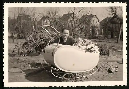 Fotografie stolze Mutter mit Baby im Kinderwagen