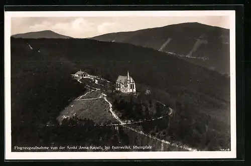 AK Burrweiler /Rheinpf., Fliegeraufnahme der Sankt Anna Kapelle