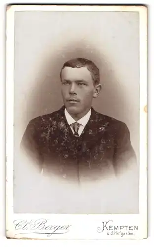 Fotografie Cl. Berger, Kempten, Junger Herr im Anzug mit Krawatte