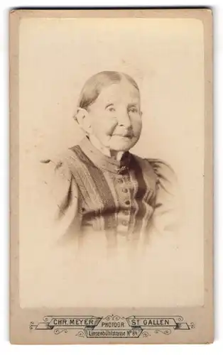Fotografie Chr. Meyer, St. Gallen, Linsenbühlstr. 84, Ältere Dame im Kleid mit Kragenbrosche