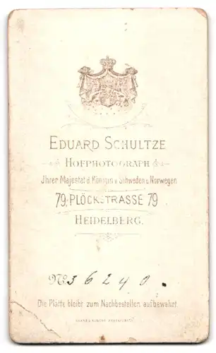 Fotografie Eduard Schultze, Heidelberg, Plöckstr. 79, Junge Dame mit Hochsteckfrisur und Kragenbrosche