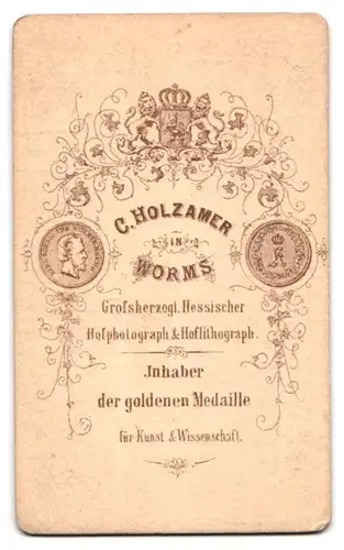 Fotografie C. Holzamer, Worms, Bürgerliche Dame mit Flechtfrisur und Kragenbrosche