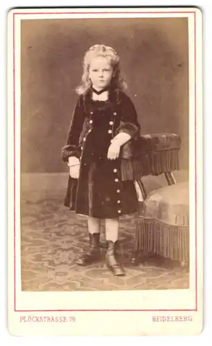 Fotografie Eduard Schultze, Heidelberg, Plöckstr. 79, Hübsches Mädchen im Samtkleid