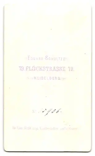 Fotografie Eduard Schultze, Heidelberg, Plöckstr. 79, Hübsches Mädchen im Samtkleid