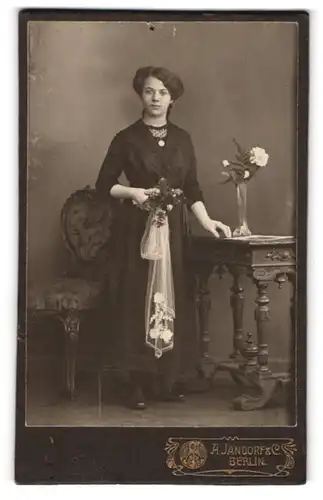Fotografie A. Jandorf & Co., Berlin, Junge Dame im Kleid mit Blumen