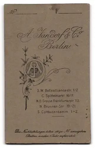 Fotografie A. Jandorf & Co., Berlin, Junge Dame im Kleid mit Blumen