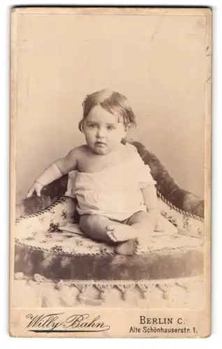 Fotografie Willy Bahn, Berlin-C., Alte Schönhauserstr. 1 Ecke Lothringerstr., Süsses Kleinkind im Hemd mit nackigen Füssen