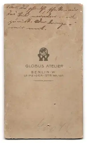 Fotografie Atelier Globus, Berlin-W., Leipziger-Str. 132-137, Junger Herr im karierten Anzug mit Fliege