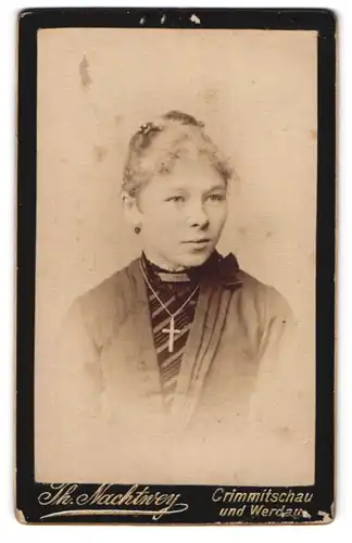 Fotografie Th. Nachtwey, Crimmitschau, Thiemestr., Junge Dame mit Kragenbrosche und Kreuzkette