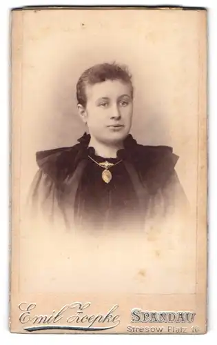 Fotografie Emil Zoepke, Berlin-Spandau, Stresowplatz 16, Junge Dame mit Kragenbrosche und Amulett