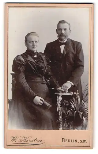 Fotografie W. Kersten, Berlin-SW, Krausen-Str. 35, Bürgerliches Paar in hübscher Kleidung