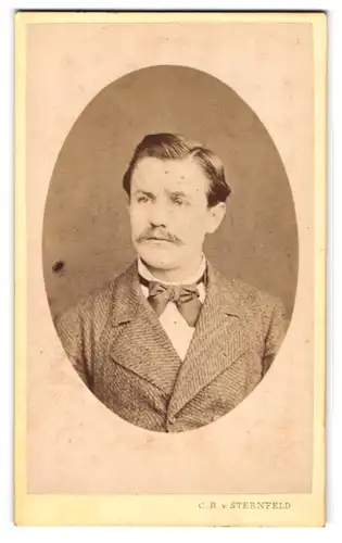 Fotografie C. R. v. Sternfeld, Eger-Franzensbad, Junger Herr im Anzug mit Oberlippenbart