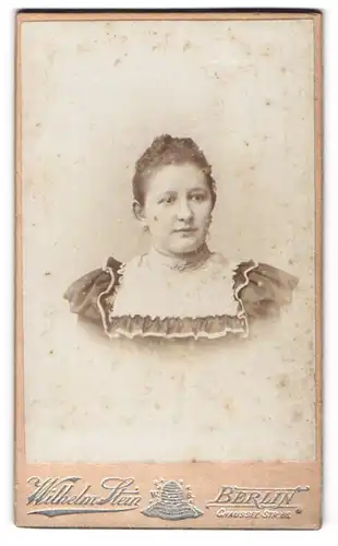 Fotografie Warenhaus Wilhelm Stein, Berlin-N., Chaussée-Str. 66, Junge Dame im hübschen Kleid