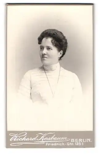 Fotografie Richard Kasbaum, Berlin-N., Friedrich-Str. 125, Junge Dame in weisser Kleidung