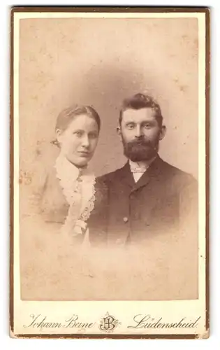 Fotografie Johann Beine, Lüdenscheid, Altena-Str., Junges Paar in hübscher Kleidung