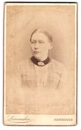 Fotografie G. W. Leineweber, Hannover, Georgstr. 11, Bürgerliche Dame im Kleid mit Kragenbrosche