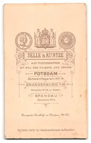 Fotografie Selle & Kuntze, Potsdam, Schwertfegerstr. 14, Modisch gekleidete Dame mit Fächer