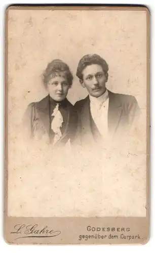 Fotografie L. Gahre, Godesberg, Junges Paar in hübscher Kleidung