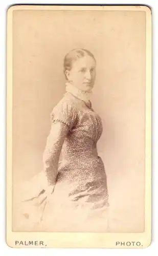 Fotografie Palmer, Kingston-on-Thames, Junge Dame im hübschen Kleid