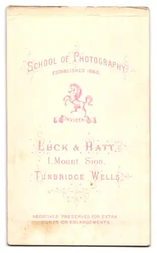 Fotografie Luck & Hatt, Tunbridge Wells, Junge Dame in hübscher Kleidung