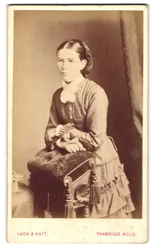 Fotografie Luck & Hatt, Tunbridge Wells, Junge Dame in hübscher Kleidung