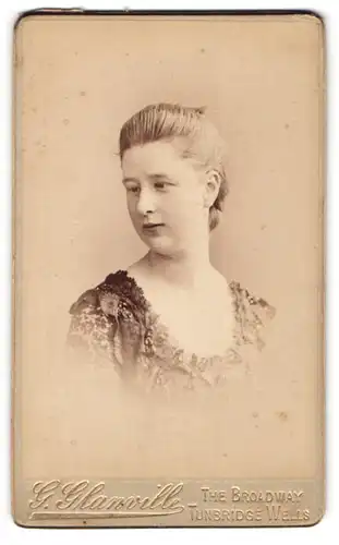 Fotografie G. Glanville, Tunbridge Wells, 1 & 2, The Broadway, Junge Dame in hübscher Kleidung