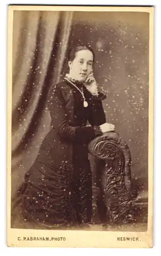 Fotografie C. P. Abraham, Keswick, Lake Road, Junge Dame im Kleid mit aufgestütztem Kopf