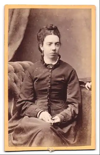 Fotografie J. Dennison, Carlisle, Henry Street, Junge Dame im Kleid mit Kragenbrosche
