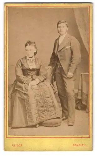 Fotografie W. Elliot, Penrith, 24, Crown Square, Junges Paar in hübscher Kleidung